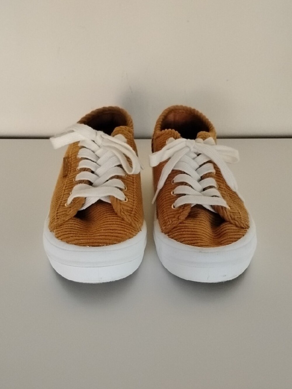 Roxy Women's Size 8.5 Corduroy Sneakers in Tan with White Laces - Picture 3 of 16